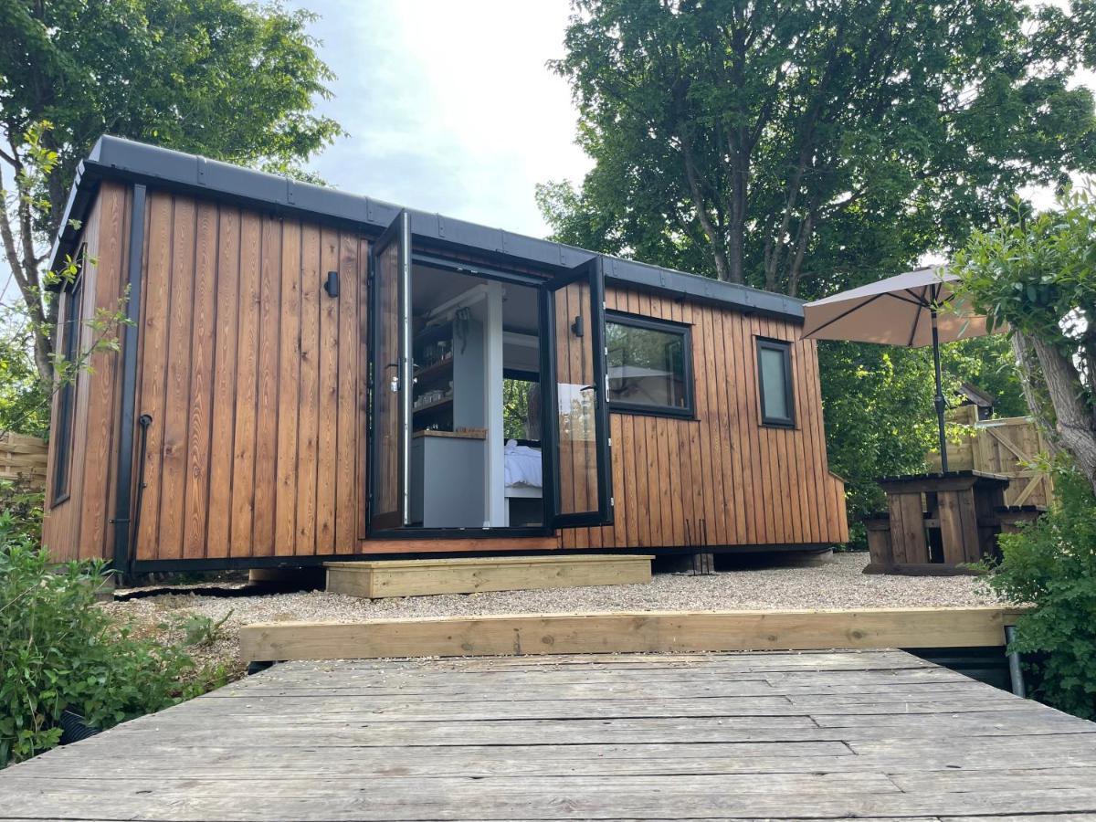 Sumners Ponds Fishery & Campsite Hotel Horsham Exterior photo