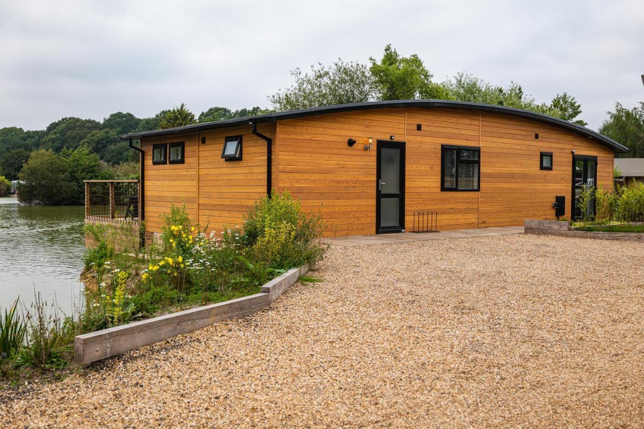 Sumners Ponds Fishery & Campsite Hotel Horsham Exterior photo