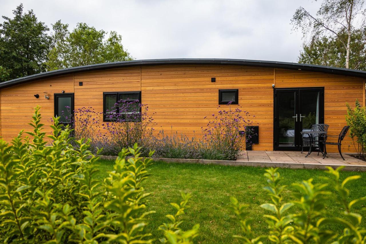 Sumners Ponds Fishery & Campsite Hotel Horsham Exterior photo