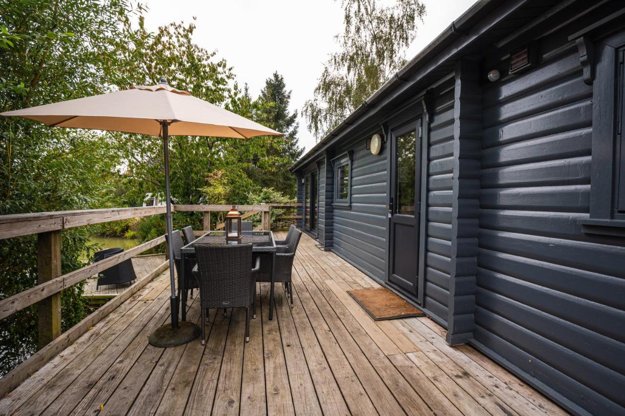 Sumners Ponds Fishery & Campsite Hotel Horsham Exterior photo