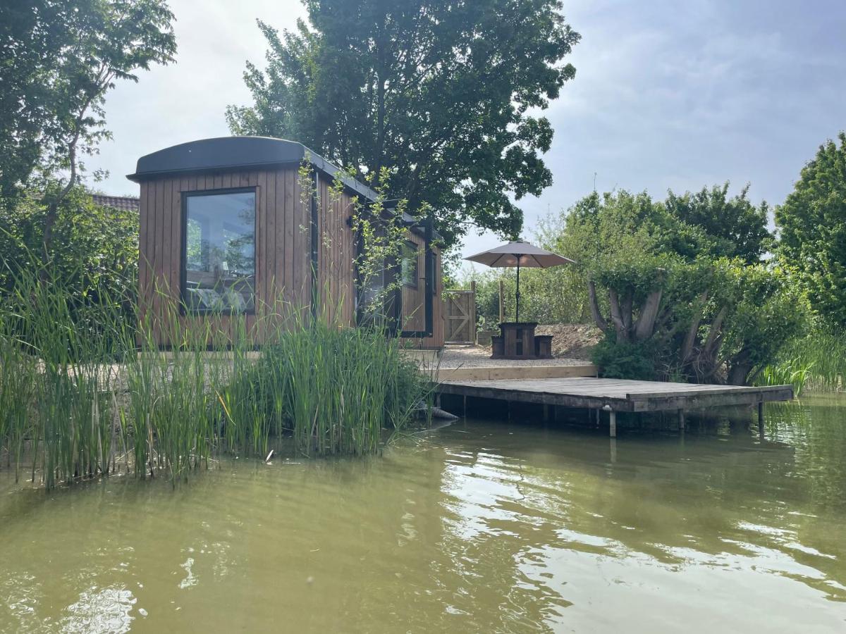 Sumners Ponds Fishery & Campsite Hotel Horsham Exterior photo