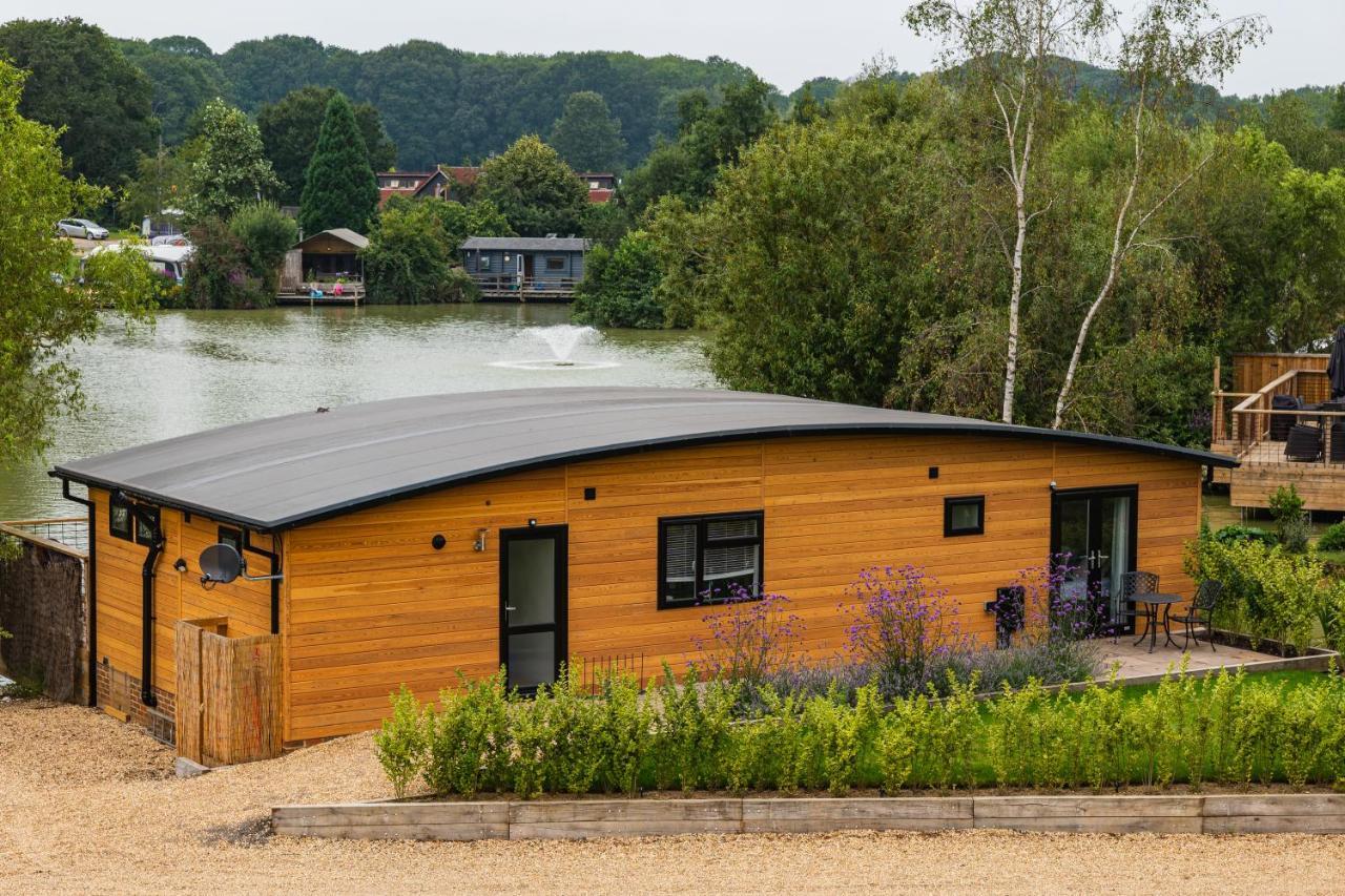 Sumners Ponds Fishery & Campsite Hotel Horsham Exterior photo