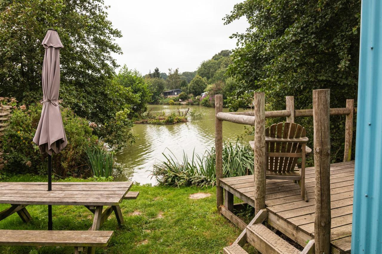 Sumners Ponds Fishery & Campsite Hotel Horsham Exterior photo