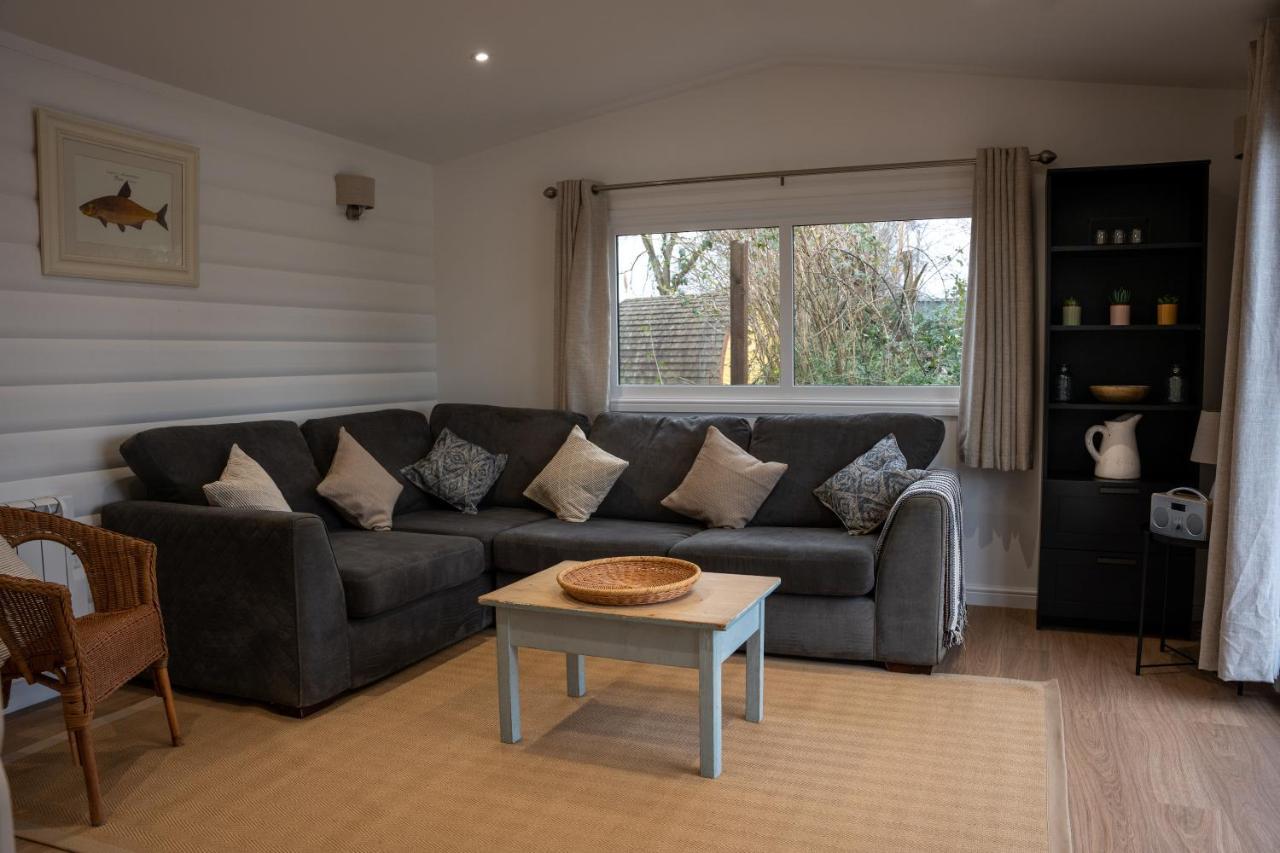 Sumners Ponds Fishery & Campsite Hotel Horsham Exterior photo