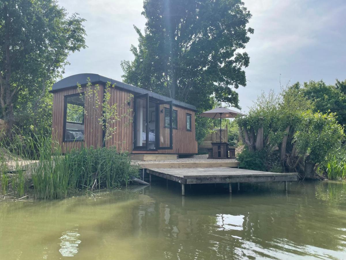 Sumners Ponds Fishery & Campsite Hotel Horsham Exterior photo
