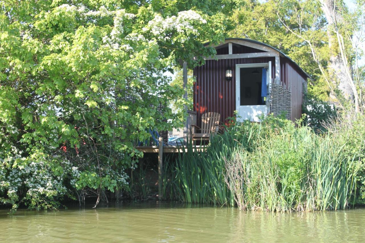 Sumners Ponds Fishery & Campsite Hotel Horsham Exterior photo