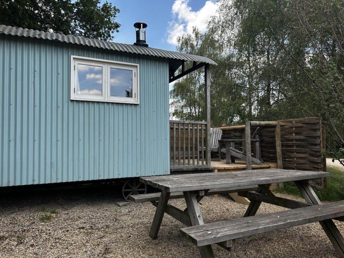 Sumners Ponds Fishery & Campsite Hotel Horsham Exterior photo